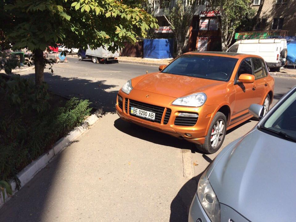 У Миколаєві депутат-рішала на "золотому" Porsche припаркувався на тротуарі - фото 3