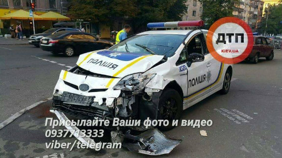 У Києві помер пасажир таксі, яке протаранило поліцейське авто  - фото 1