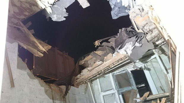 У Харкові вантажівка залетіла на дах житлового будинку - фото 5