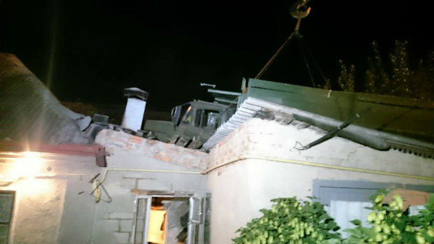 У Харкові вантажівка залетіла на дах житлового будинку - фото 2