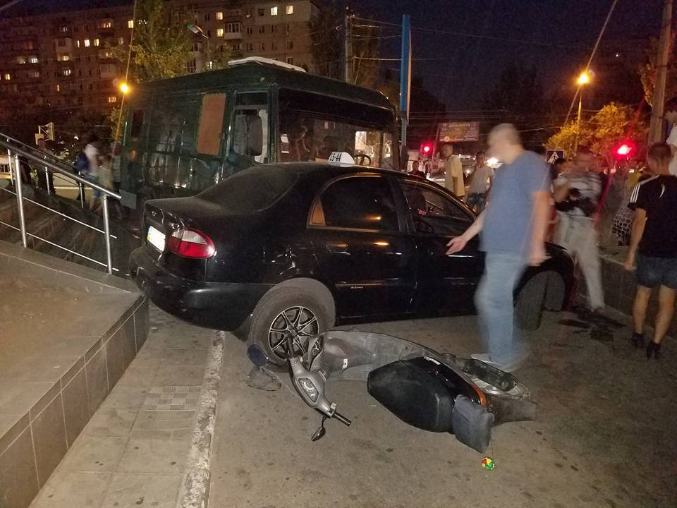 У центрі Миколаєва вантажівка без гальм влетіла в таксі - фото 1