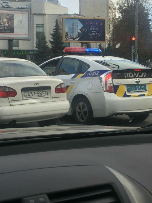 У центрі Києва коп на службову авто 5 разів порушив ПДД  - фото 1