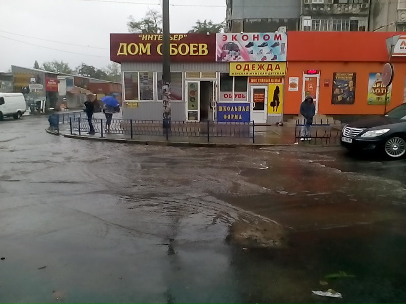 Миколаїв поплив: осінній дощ змусив городян вдягти гумові чоботи - фото 3