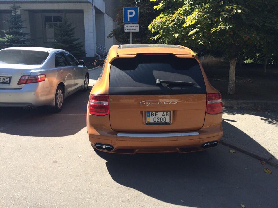 У Миколаєві депутат-рішала на "золотому" Porsche припаркувався на тротуарі - фото 2