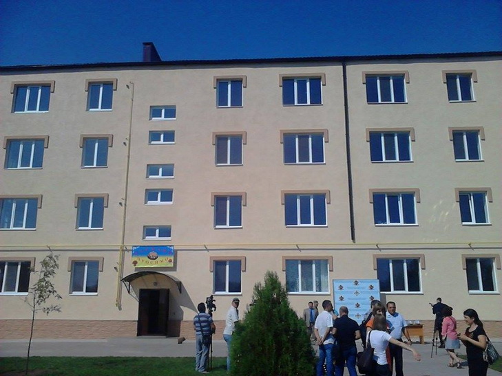 У Дніпрі Порошенко вручив ключі від квартир бійцям АТО - фото 1
