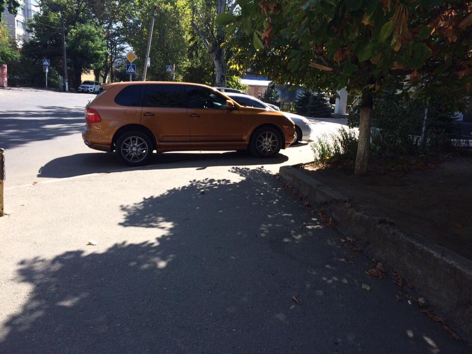 У Миколаєві депутат-рішала на "золотому" Porsche припаркувався на тротуарі - фото 1
