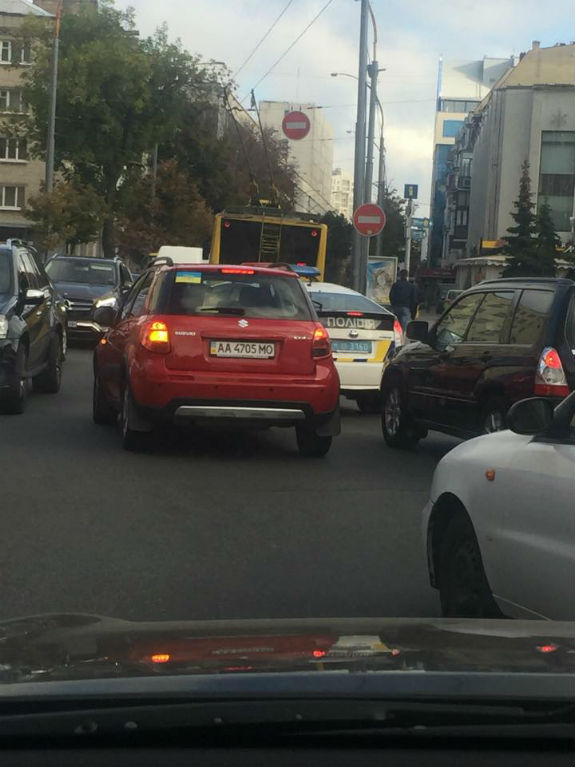 У центрі Києва коп на службову авто 5 разів порушив ПДД  - фото 2
