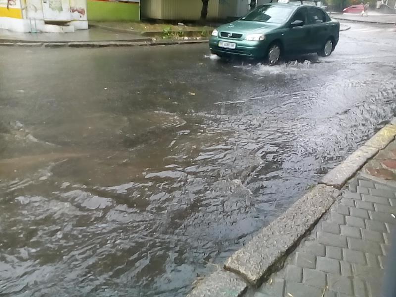 Миколаїв поплив: осінній дощ змусив городян вдягти гумові чоботи - фото 2
