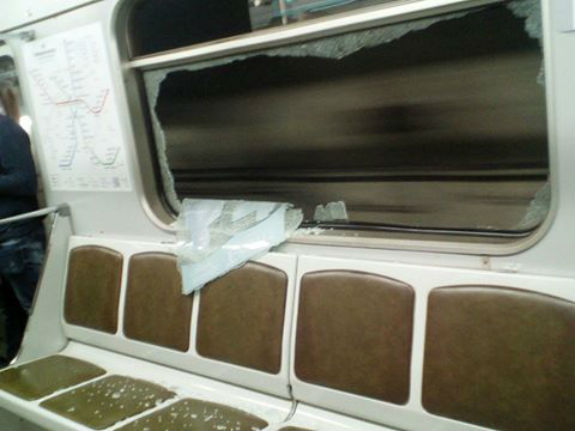 Як у київському метро вандали побили вікна у вагоні - фото 1 Як у київському метро вандали побили вікна у вагоні - фото 1