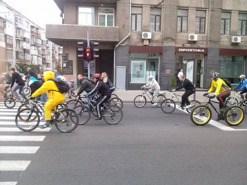 Центром Харкова пройшла багатокілометрова колона велосипедистів - фото 1