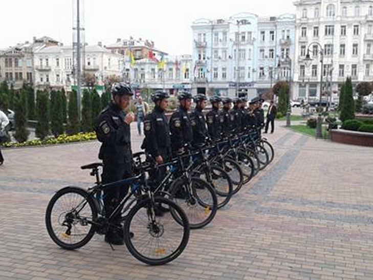 Вінницькі копи патрулюватимуть місто на велосипедах - фото 2