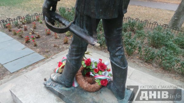 В Ужгороді вандали понівечили пам’ятник Петефі - фото 2
