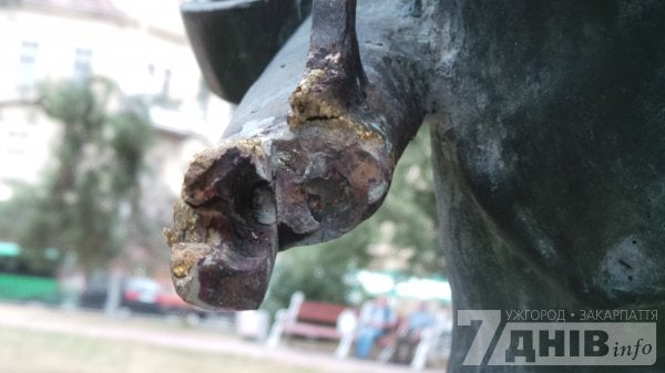 В Ужгороді вандали понівечили пам’ятник Петефі - фото 1