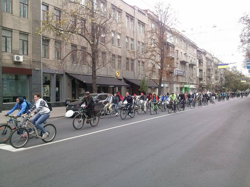 Центром Харкова пройшла багатокілометрова колона велосипедистів - фото 3