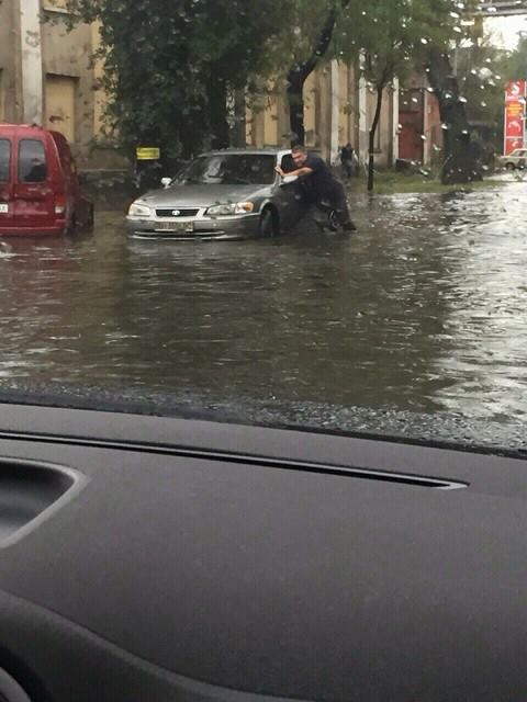 Одесити безуспішно намагаються врятувати автівки від потопу - фото 2