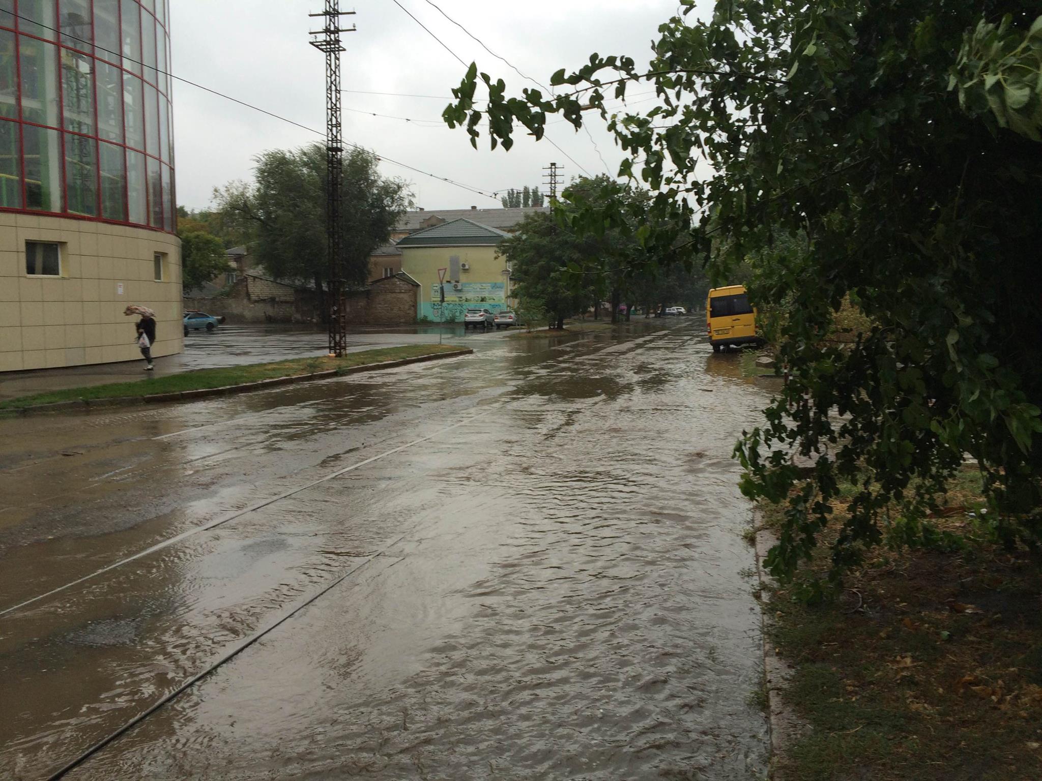 Миколаїв поплив: осінній дощ змусив городян вдягти гумові чоботи - фото 1