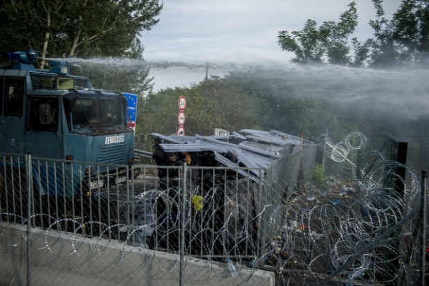 Поліція застосувала сльозогінний газ проти мігранттів, які прорвали кордон із Сербією ( ФОТО, ВІДЕО) - фото 1