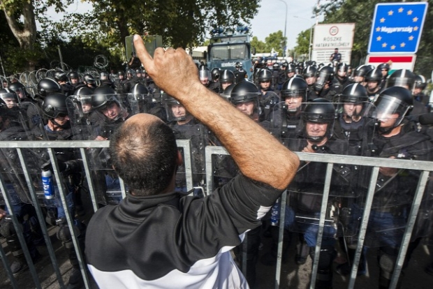 Поліція застосувала сльозогінний газ проти мігранттів, які прорвали кордон із Сербією ( ФОТО, ВІДЕО) - фото 2