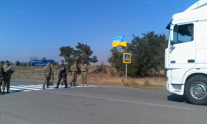 На Каланчаку міліція і активісти блокують виїзд з Криму фур із "Масадрою" - фото 1
