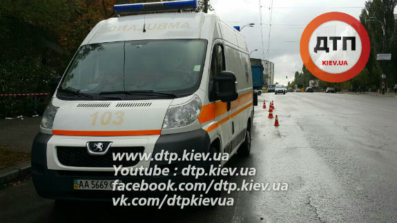 Шокуюча ДТП: У Києві вантажівка на смерть збив співробітника Нацбанку - фото 3