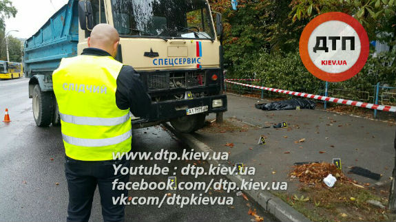 Шокуюча ДТП: У Києві вантажівка на смерть збив співробітника Нацбанку - фото 4