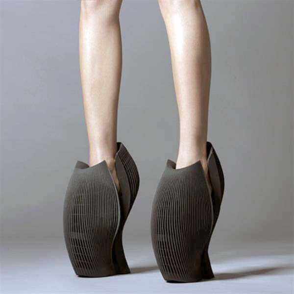 12 безглуздих пар взуття, які можуть в прямому значенні звалити з ніг - фото 7