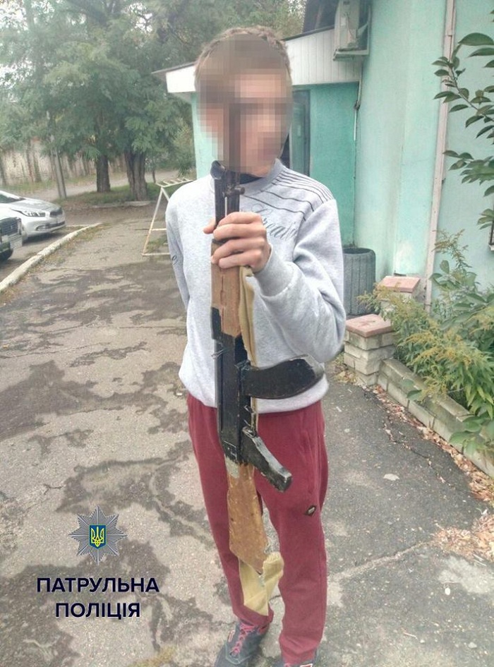 На Луганщині підліток налякав місцевих жителів автоматом (ФОТО) - фото 1