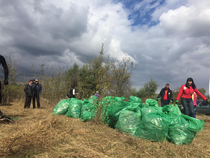 Біля Дніпра прибирали сміття на місцях пікників на річці Оріль - фото 3