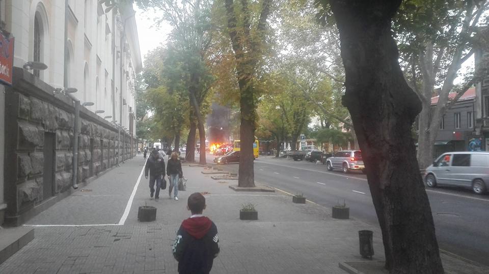 Ранок в Одесі: у центрі міста палає маршрутне таксі (ФОТО) - фото 1