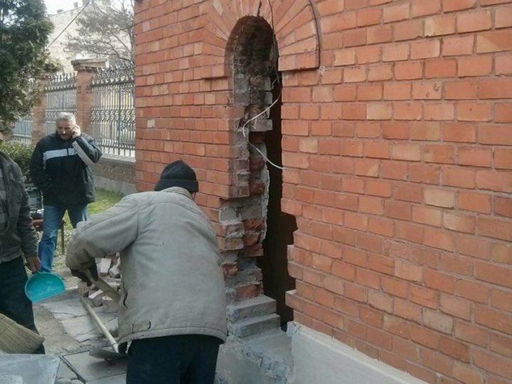 Стіну пам'ятки ЮНЕСКО в Чернівцях пошкодили через встановленння терміналу - фото 1