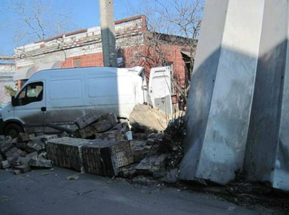 У Києві знову обвалився будинок: під завали загинула людина  - фото 3