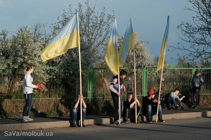 Буковинці живим ланцюгом проводжали росіянина, який загинув за Україну - фото 4