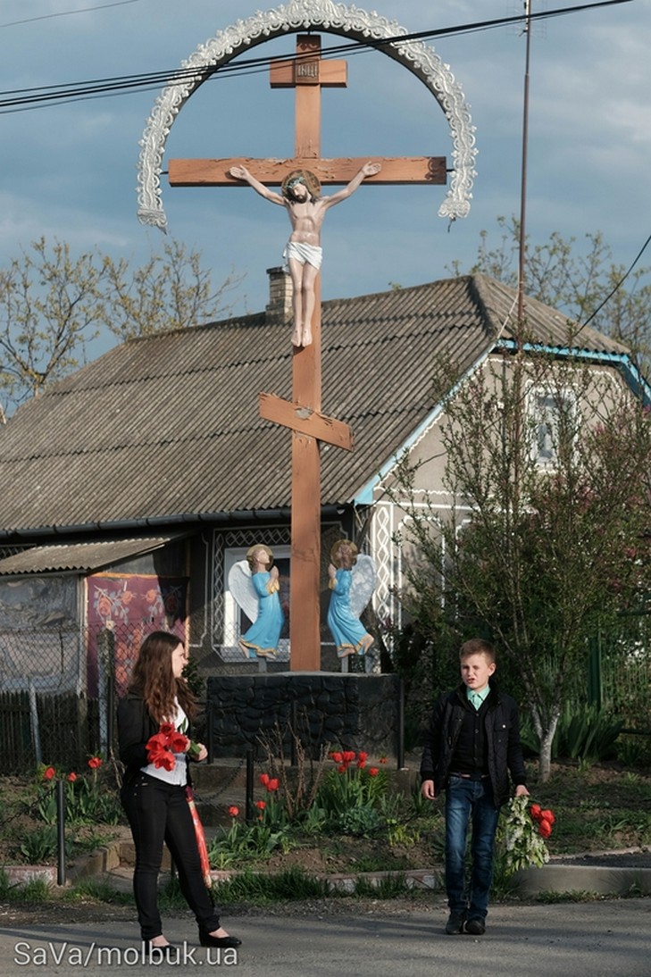 Буковинці живим ланцюгом проводжали росіянина, який загинув за Україну - фото 11