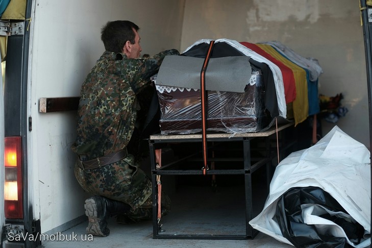 Буковинці живим ланцюгом проводжали росіянина, який загинув за Україну - фото 14