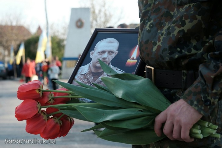 Буковинці живим ланцюгом проводжали росіянина, який загинув за Україну - фото 9