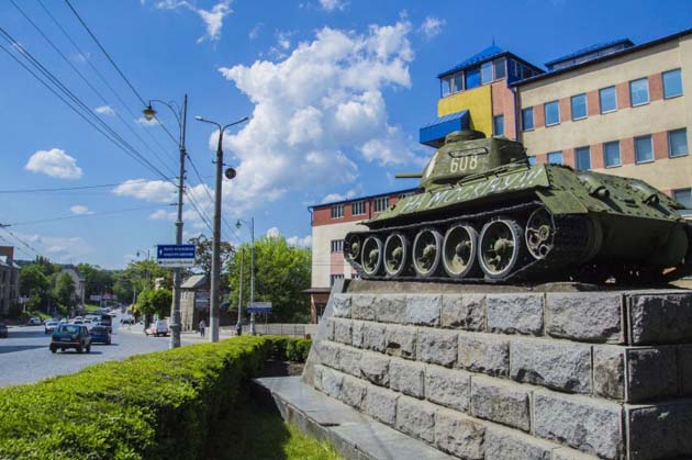 Як у Чернівцях відправили танк "на Москву" - фото 1