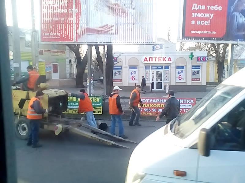 У Миколаєві комунальники поробили на дорогах латки-"рибки"