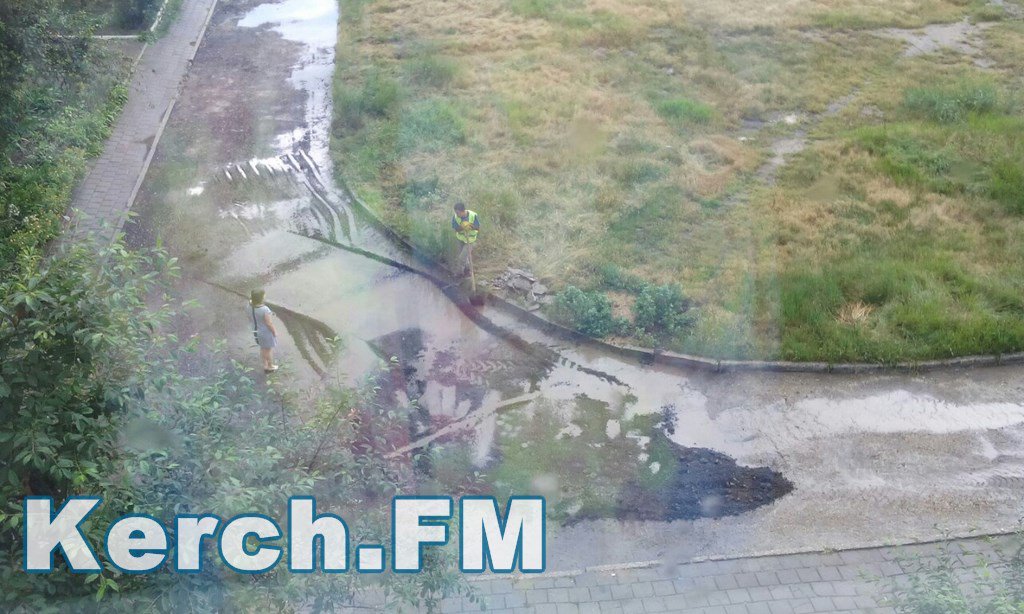 Як в окупованому Криму укладають асфальт під час зливи - фото 1