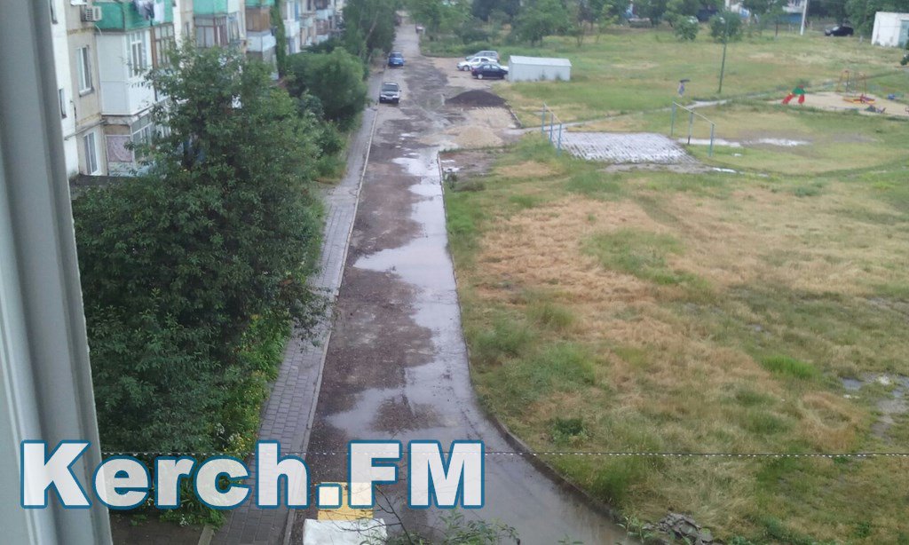 Як в окупованому Криму укладають асфальт під час зливи - фото 2