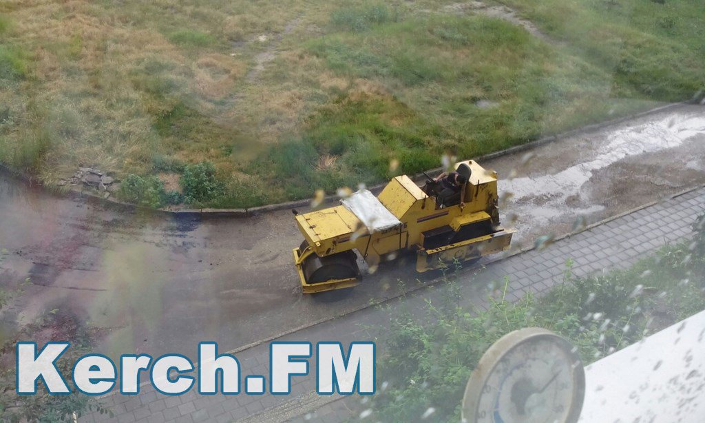 Як в окупованому Криму укладають асфальт під час зливи - фото 4