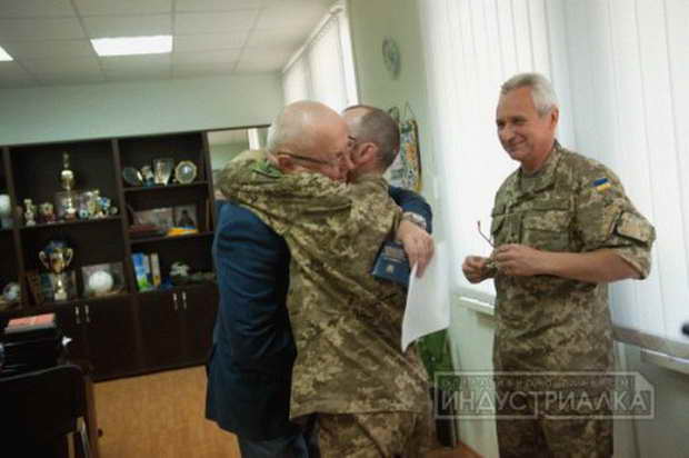 Генштаб нагородив засудженого за розгін Майдану екс-очільника Запорізької облради - фото 1