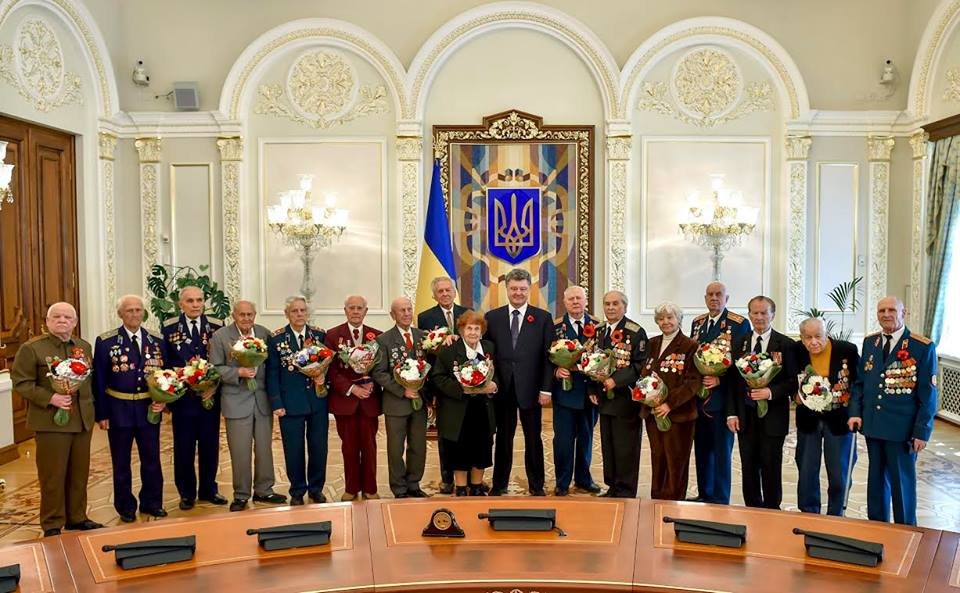 Порошенко нагородив ветеранів ювілейною медаллю "70 років Перемоги над нацизмом" (ФОТО) - фото 1