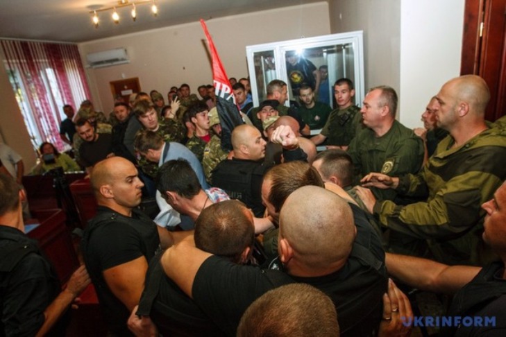 У Мукачеві заблокували суд по справі правосекторівців - фото 3