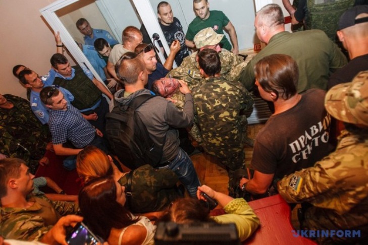 У Мукачеві заблокували суд по справі правосекторівців - фото 1