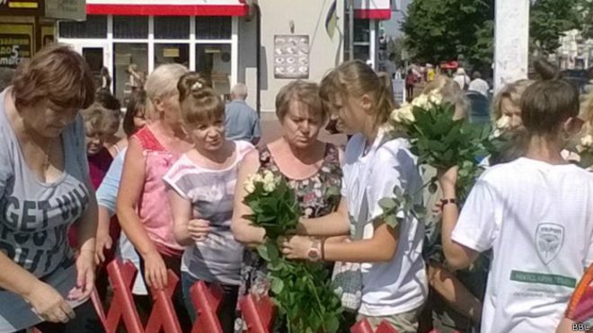 У Чернігові у "день тиші"  люди Корбана вишикували жінок в кілометрові черги за трояндами - фото 1