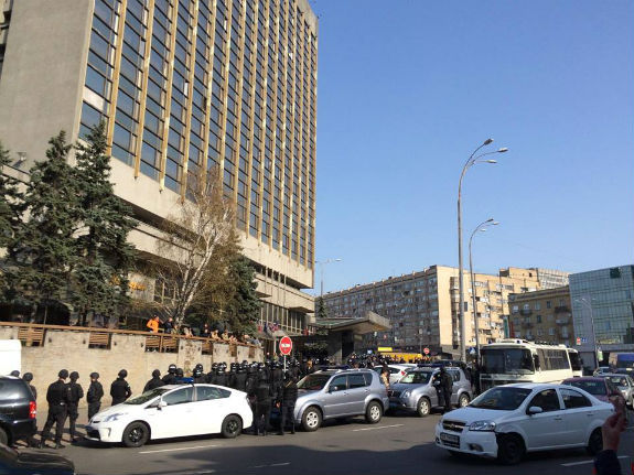 Біля столичного готелю Либідь сотні силовиків: будівлю захопили невідомі  - фото 1