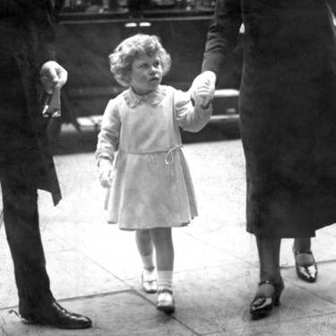 Як старіє Єлизавета ІІ: найяскравіші фото від дитинства і до сьогодні  - фото 2