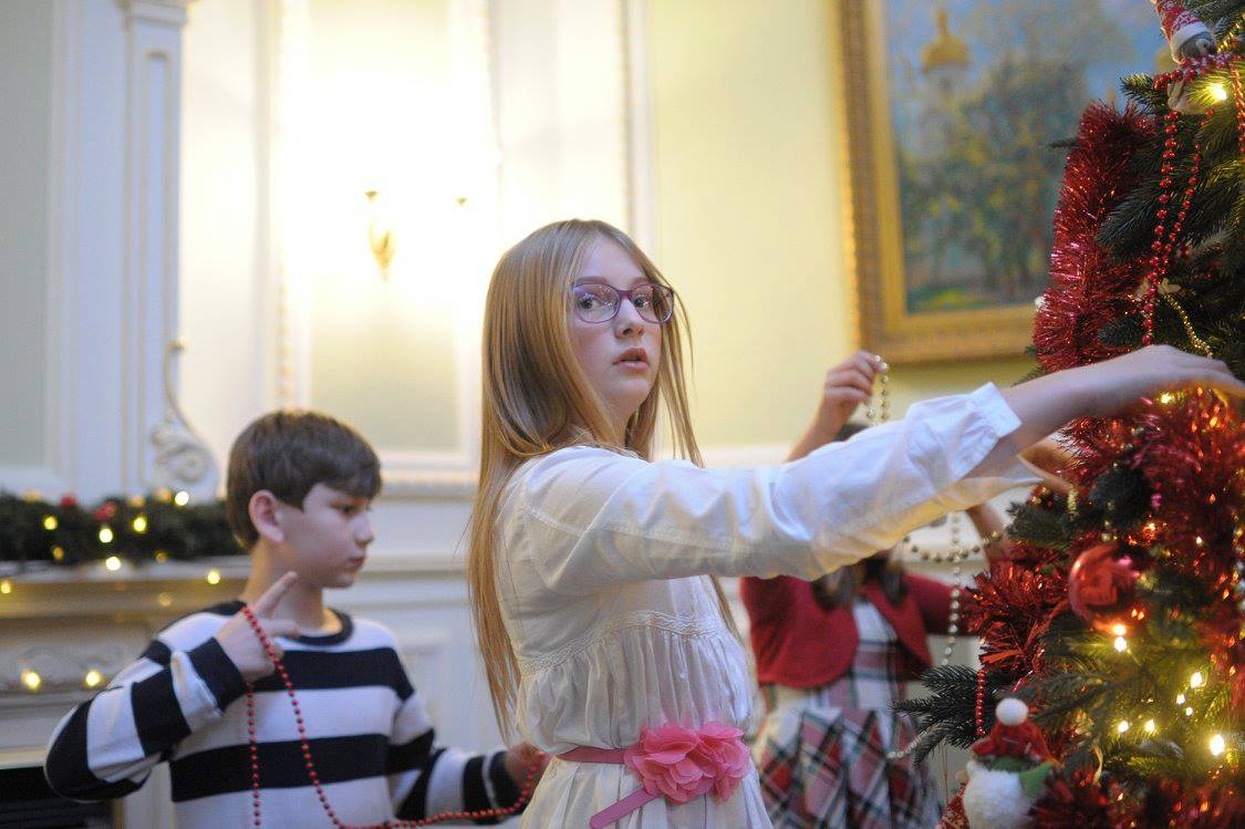 Як українські міністри з дітьми прикрашали ялинку у Кабміні - фото 8