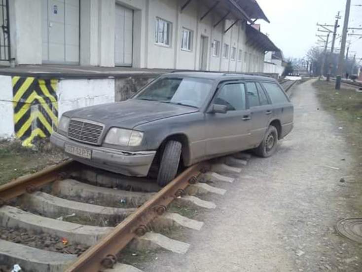 "Олень" року: В Ужгороді водій припаркувався прямо на залізничній колії - фото 1