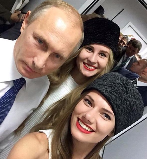 Путін зробив селфі з двома моделями - фото 1